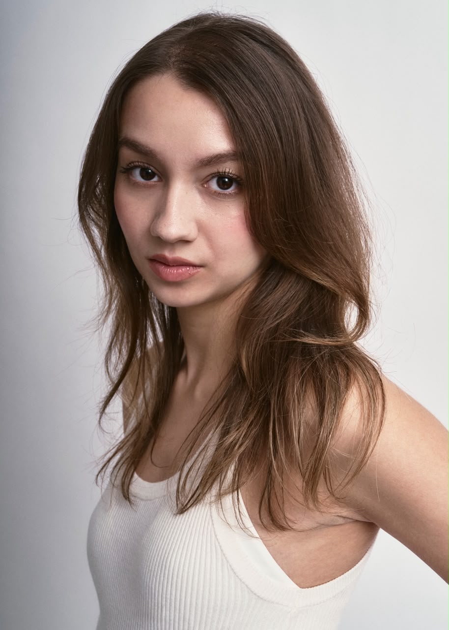Natural beauty headshot in a cream tank